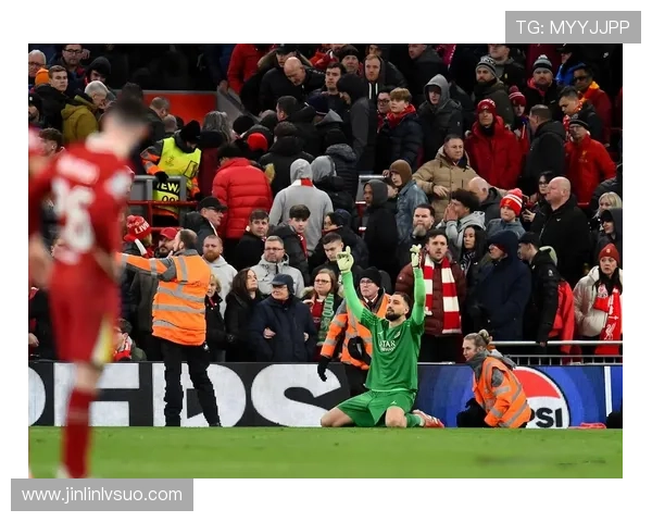 欧冠焦点战再起波澜豪门对决引爆全球球迷热议赛后主帅回应争议判罚 - 副本 (2)