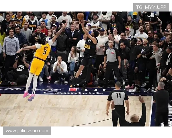 场边即时新闻:全场焦点集结在最后时刻绝杀球员的惊人表现