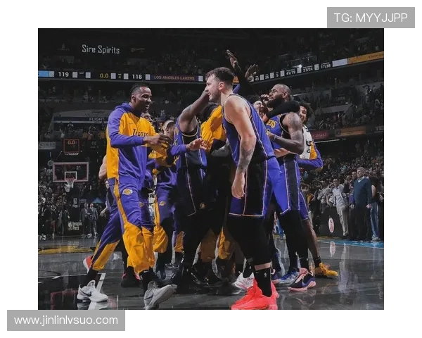 NBA最新赛况分析 詹姆斯带领湖人战胜勇士 火箭逆袭赢得关键胜利